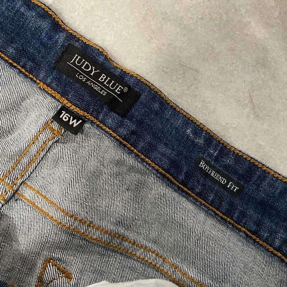 Judy Blue Size 16W Boyfriend Fit Distressed Straight Leg Medium Wash Denim Jeans - Picture 7 of 11